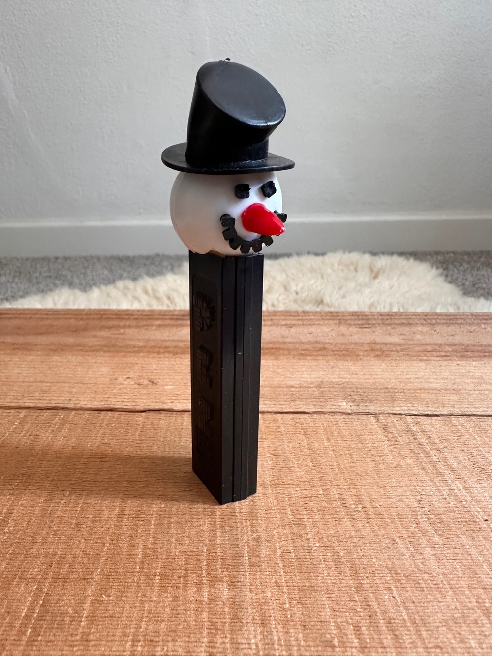 no feet vintage PEZ snowman candy dispenser with a black stem